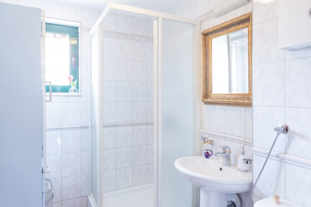 Shower cabin bathroom in the Villa Rasotica