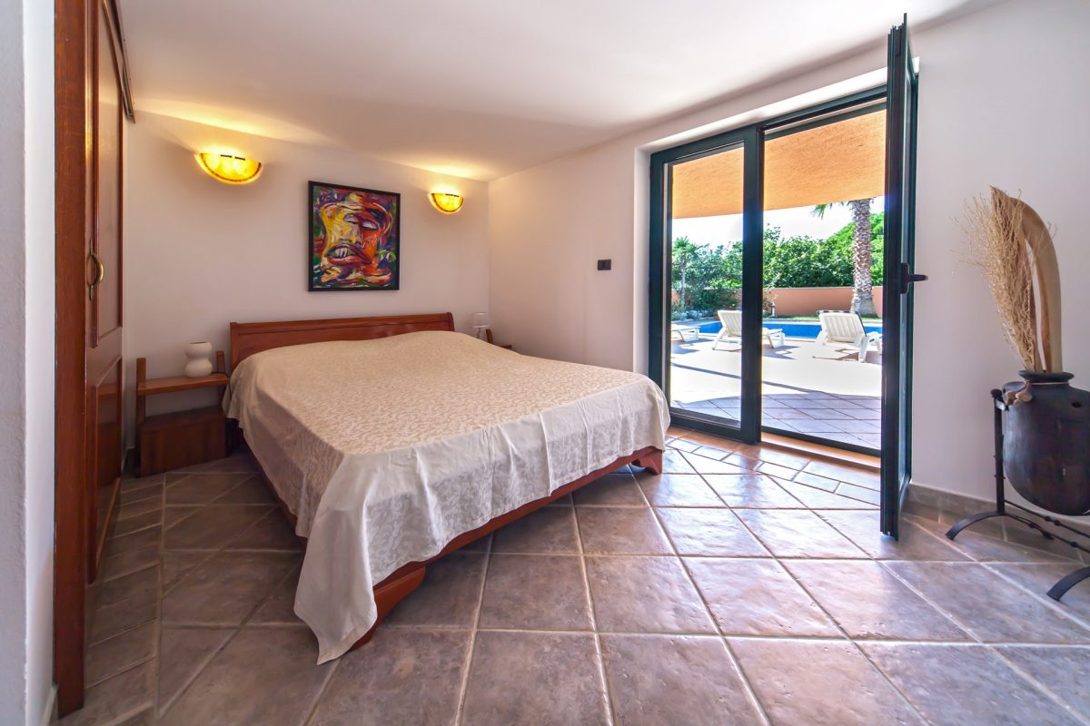 Double bedded room with access to the main terrace with the swimming pool