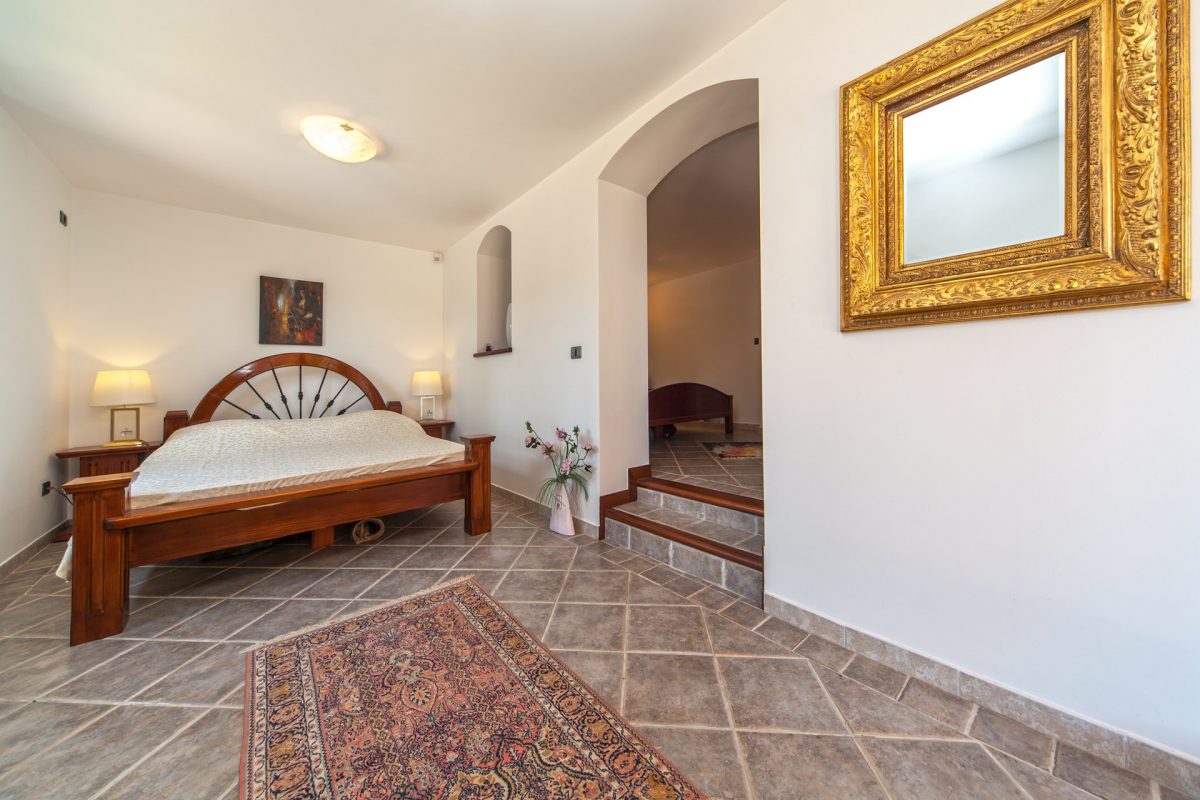 Sleeping room with a double bed in the Villa Rasotica