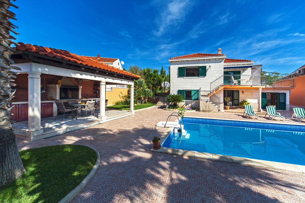 Beautiful Villa Rasotica and outside terrace with the swimming pool and sunbeds